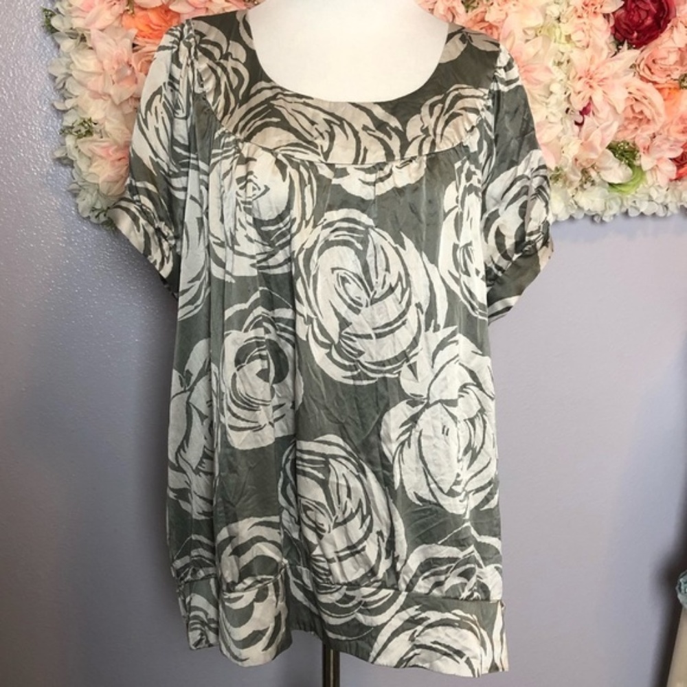 INC gray with white roses silk top 24W